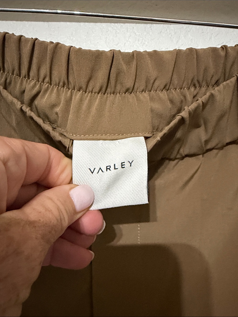 Varley Women's Nila Mid Rise 3.5" Shorts. Size Small. Brown - Picture 3 of 5